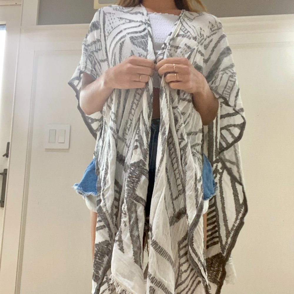 ANTHROPOLOGIE Grey and White Kimono With Silver Edge and Fringe Botttom